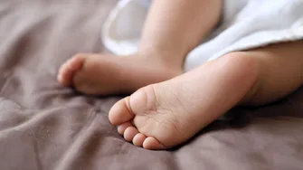 Primele rezultate ale autopsiei în cazul băiețelului de 2 ani găsit mort într-un apartament din Galați