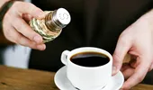 Sarea în cafea și sănătatea: ce spun medicii despre acest obicei