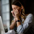 Oboseala care nu trece poate ascunde probleme serioase. Medicii atrag atenția asupra unui simptom ignorat de mulți oameni