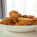 Ce fac bucătarii în plus ca puiul prăjit de la restaurant să fie atât de delicios?