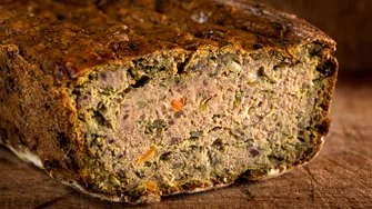 Rețetă delicioasă de drob fără carne. Se face cu ciuperci, spanac și leurdă