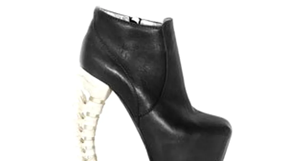 Vrei sa fii la moda iarna aceasta? Alege o pereche de pantofi extravaganti!