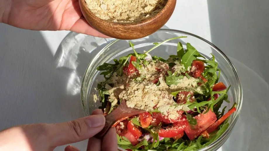 Salata „care nu se înmoaie”: rețeta care rezistă 4 zile la frigider