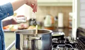 Cum să „repari” ciorba, dacă ai scăpat prea multă sare. Ingredientul „salvator” pe care orice român îl are în casă