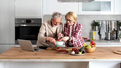 Dieta după 65 de ani. Ce trebuie să mănânci să trăiești mai mult și mai bine