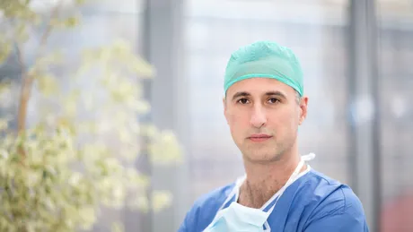 Premieră medicală în România: medicul Vlad Predescu a realizat primele intervenții ortopedice de protezare a genunchiului cu proteză 3D personalizată după anatomia pacientului