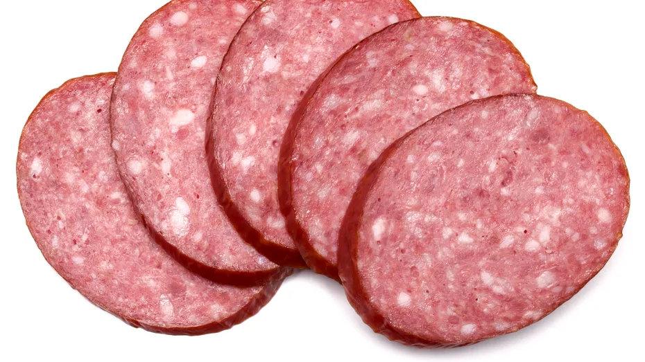 Ucigașul inimii, „hrănit” cu mâncarea din comerț. Câtă sare conțin 5 felii de salam sau 45 de grame de brânză