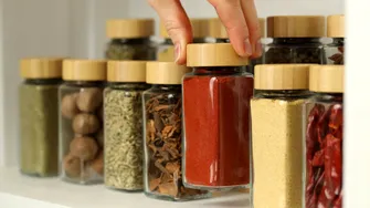 Cum trebuie păstrate condimentele pentru a-și păstra aroma. Greșeala pe care o fac mulți în bucătărie