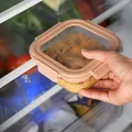 De ce se formează apă în caserolele cu mâncare din frigider. Este sau nu semn că alimentele s-au stricat?