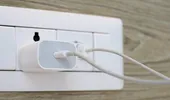 De ce nu ar trebui să lași încărcătorul în priză permanent. Greșeala care îți poate crește consumul de energie și reduce durata de viață a accesoriului