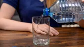 Apă minerală vs. apă plată pe caniculă. Există diferențe reale în hidratare și pe care ar trebui să o alegi în zilele foarte călduroase?