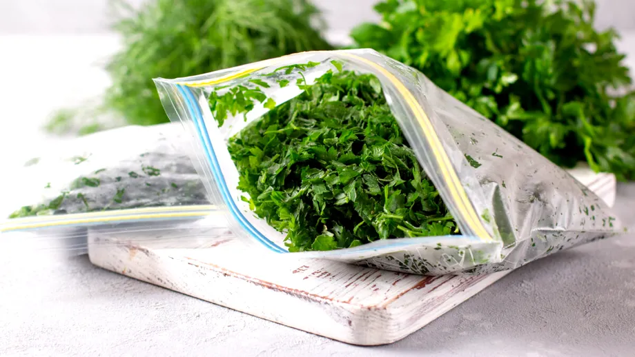 Cum congelezi corect verdețurile pentru vară. Trucuri simple ca să își păstreze aroma și prospețimea