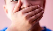 De ce încep copiii să mintă? Psihologii explică motivele din spatele acestui comportament și cum ar trebui să reacționeze părinții