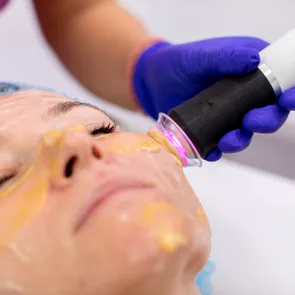 Rejuvenare facială în două etape: cum funcționează un protocol pentru revitalizarea tenului