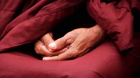 La 117 ani a învins COVID-19 și a sărbătorit cu vin roșu și șampanie