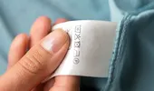 Ce semnifică simbolurile ASCUNSE de pe etichetele hainelor? Semnele mici care îți pot salva garderoba