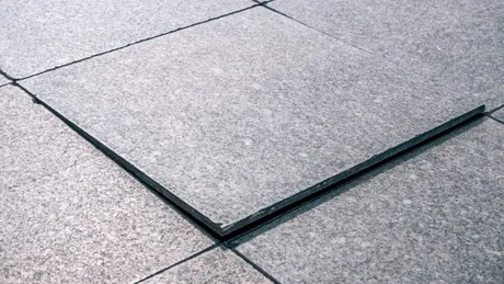 De ce se ridică sau crapă gresia? Principalele cauze și cum să previi dezastrul din casă