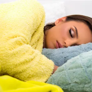 De ce nu e bine să dormi machiată. Ce se întâmplă cu pielea pe timpul nopții