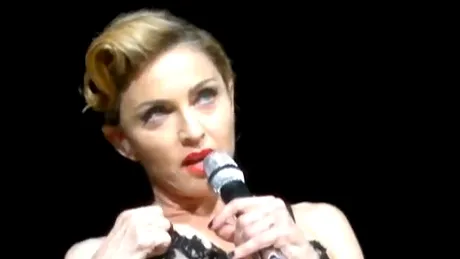 Madonna şi-a arătat un sân pe scenă, în semn de protest faţă de interzicerea avortului în Turcia