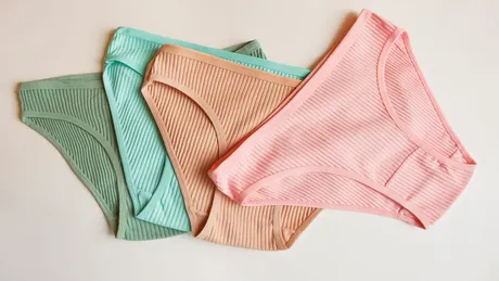 Cât de des trebuie schimbată și spălată lenjeria intimă. Riscurile la care te expui dacă porți chiloți murdari