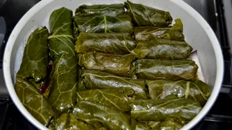 Cum să prepari sarmale în frunze de hrean! Îți vei impresiona musafirii de Revelion