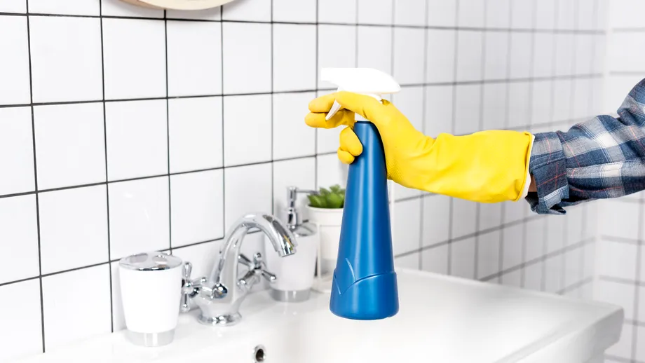 Petele roz de pe rosturi! Cum să le combatem eficient și la ce riscuri ne expunem