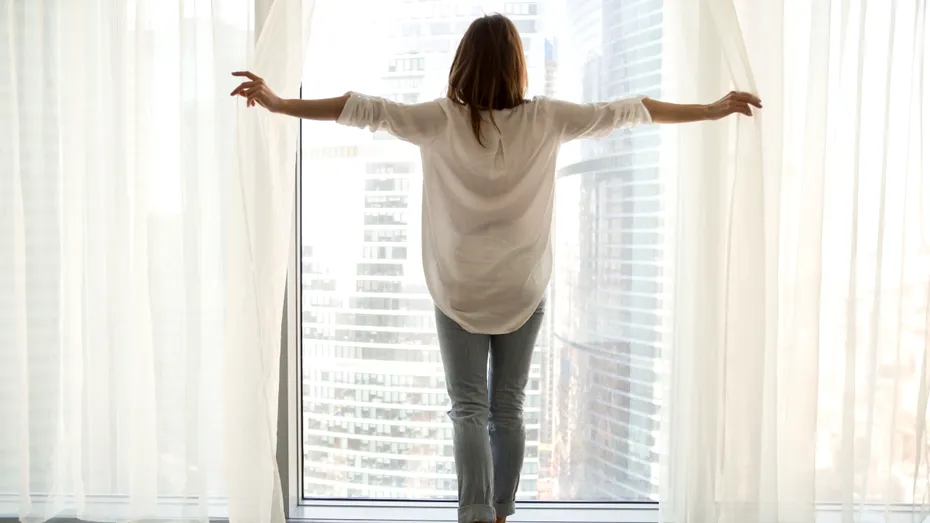 Perdele albe ca în hotelurile de lux. Trucul natural care elimină aspectul gri, fără clor