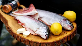 Cum elimini mirosul de pește de pe mâini după ce gătești fructe de mare