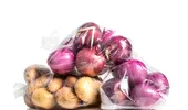 Petele negre de pe ceapa roșie: sunt periculoase sau pot fi ignorate? Ce trebuie să știi înainte să o consumi