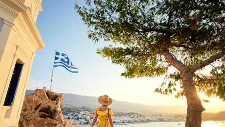Vacanța în Grecia, mai scumpă în 2026! Cât costă mâncarea și șezlongul pe plajă