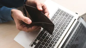 Aplicația de pe telefon care îți poate GOLI rapid contul bancar. O femeie din Deva a rămas fără o sumă uriașă pe card