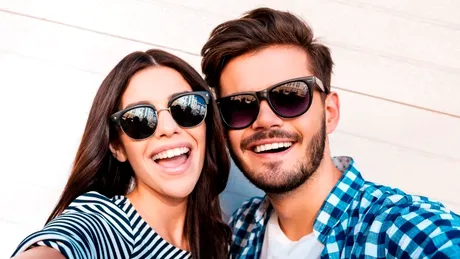 Postezi des selfie-uri cu iubitul pe Facebook sau Instagram? Iată ce spune asta despre relaţia voastră