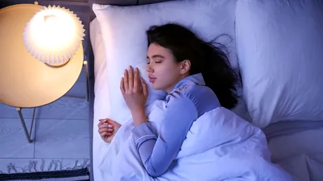 Dormi cu lumina aprinsă? Cel mai nou studiu avertizează asupra unor pericole ascunse pentru sănătate