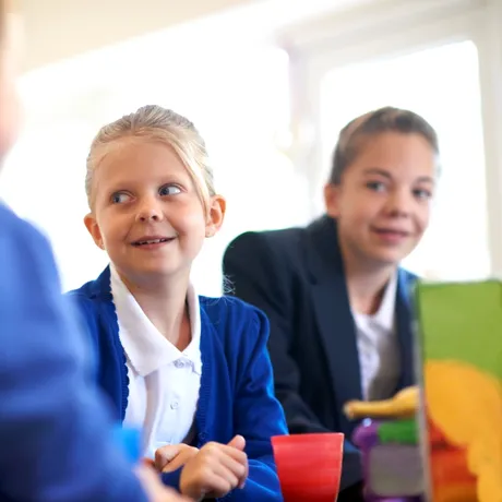 Tot mai multe studii susțin: elevii ar trebui să înceapă școala mai târziu. Cum influențează ora 8 rezultatele la învățătură / Video