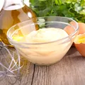 Cum prepari maioneză de casă cu ouă fierte și crude. E delicioasă și nu ai nevoie de mult ulei!
