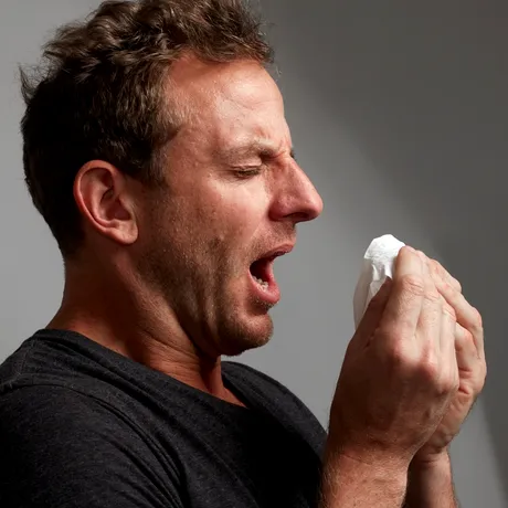 Când devine strănutul semnal de alarmă? Ce-ți spune organismul când strănuți des sau intens