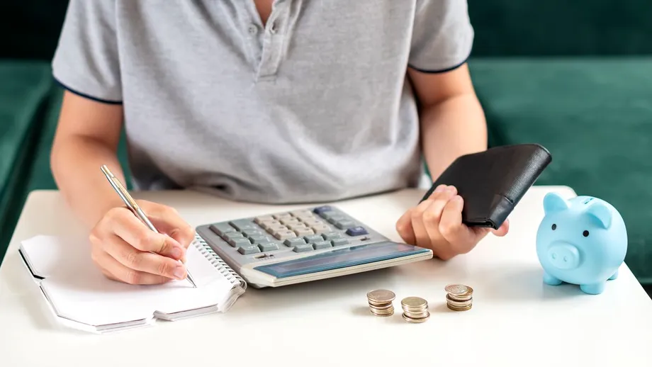 Alocații luna octombrie 2025. Când se vor vira banii pentru elevi și indemnizațiile pentru mame