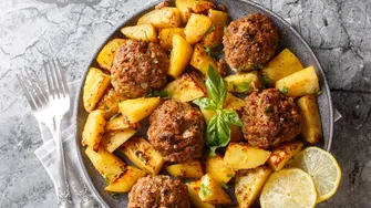 Secretul chiftelelor grecești perfecte. Rețeta la cuptor care face furori