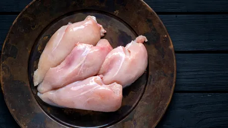 De ce nu este bine să speli puiul înainte de a-l găti