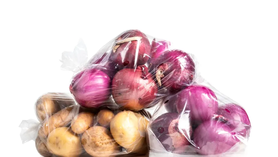 Petele negre de pe ceapa roșie: sunt periculoase sau pot fi ignorate? Ce trebuie să știi înainte să o consumi
