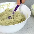 Condimentul care nu trebuie pus niciodată dacă faci salată de vinete. Majoritatea românilor îl folosesc și nu știu că îi strică gustul și îi accentuează amăreala