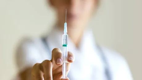Vaccinul: care sunt etapele de producţie şi cum este aprobat în România