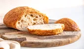 Trucul simplu care păstrează pâinea proaspătă mai mult timp. Ingredientul surprinzător pe care trebuie să-l folosești