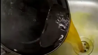 Este ok sau nu, de fapt, să arunci uleiul încins în chiuvetă sau în vasul de toaletă? Care este adevărul