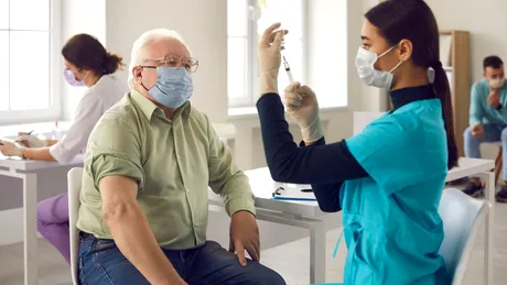 Doza 3 de vaccin anti-COVID, recomandată cu precădere bărbaților care suferă de aceste afecțiuni