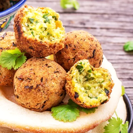 Chiftele din cartofi cu morcovi și mazăre. Rețetă delicioasă de post