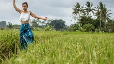 Desirée Halaesh, instructor yoga în Bali: Cum să atenuezi durerile de spate prin asane blânde de yoga