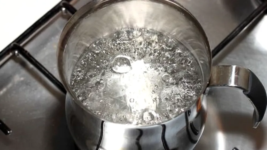 O metodă ingenioasă prin care apa fierbe mai rapid