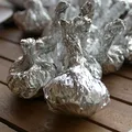 De ce pun tot mai mulți oameni o bilă de folie de aluminiu în dulap. Ce efect are, de fapt, trucul popular