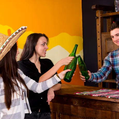 Ce să mănânci înainte să consumi alcool. Alimentele care reduc efectele negative și te protejează pe termen lung